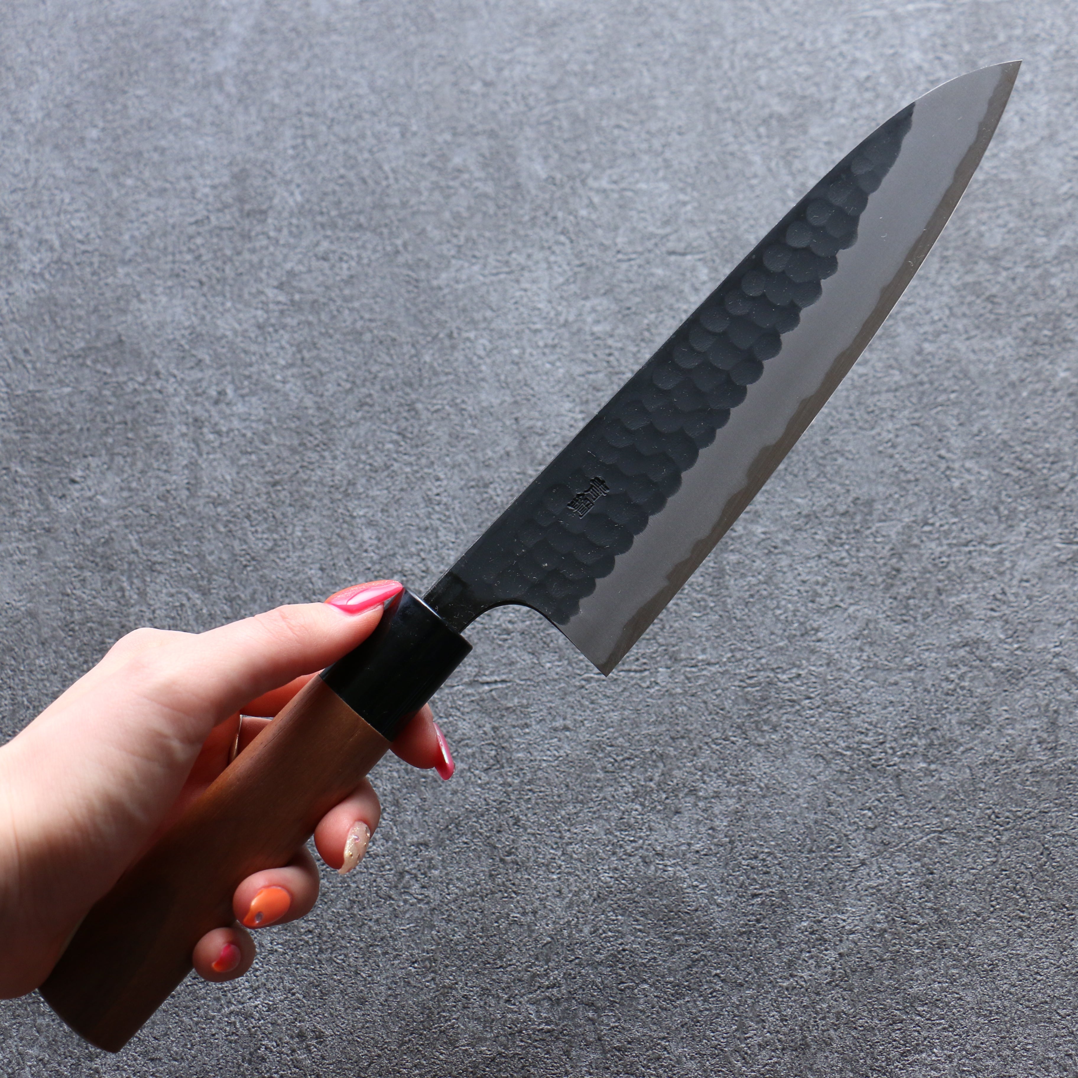 山本 直 青鋼 黑打 鎚目 (丸) 牛刀 180mm 核桃木 握把 - 清助刃物