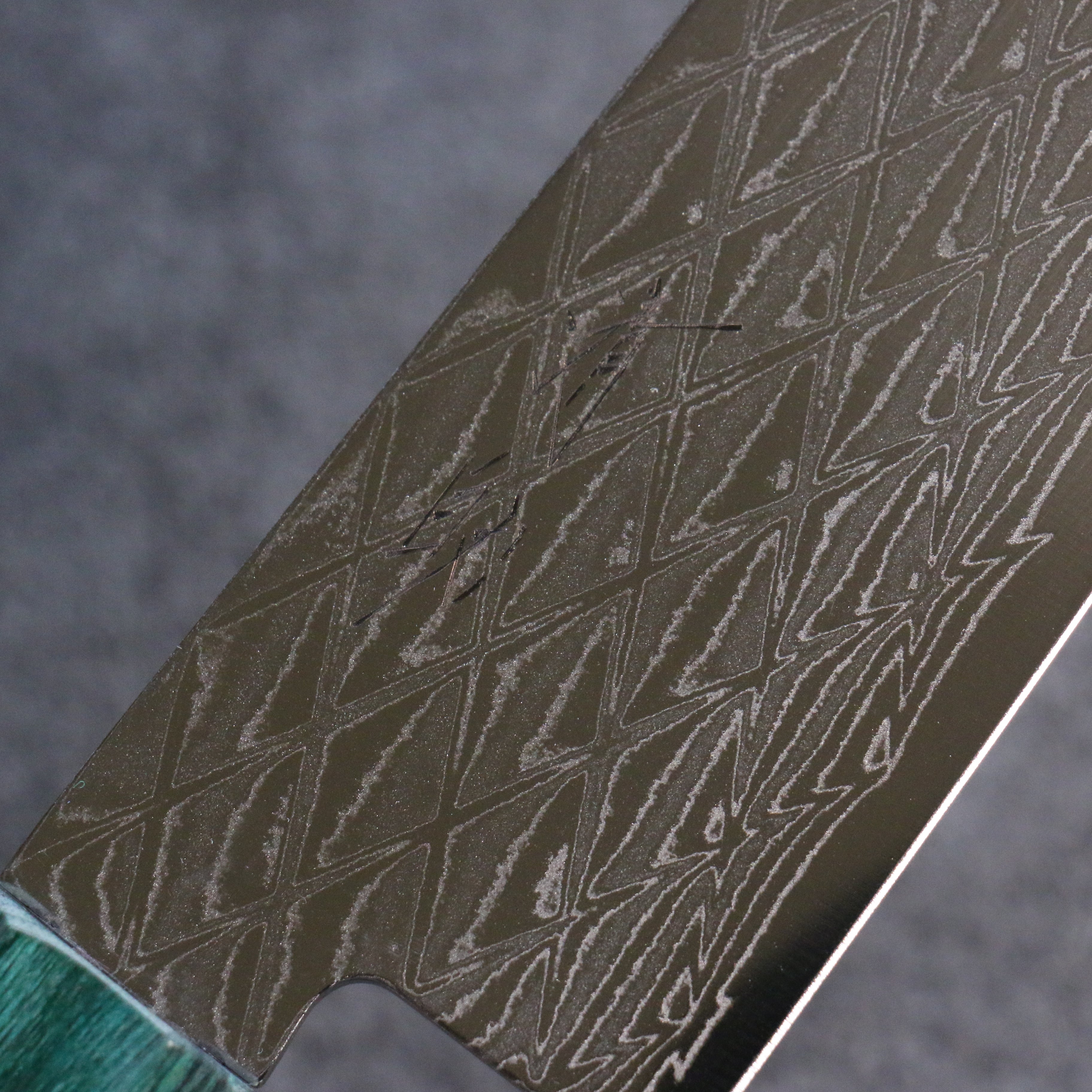 清助 AUS10 鏡面菱格紋 三德刀 180mm 黑合成木(口輪:綠合成木) 握把 - 清助刃物