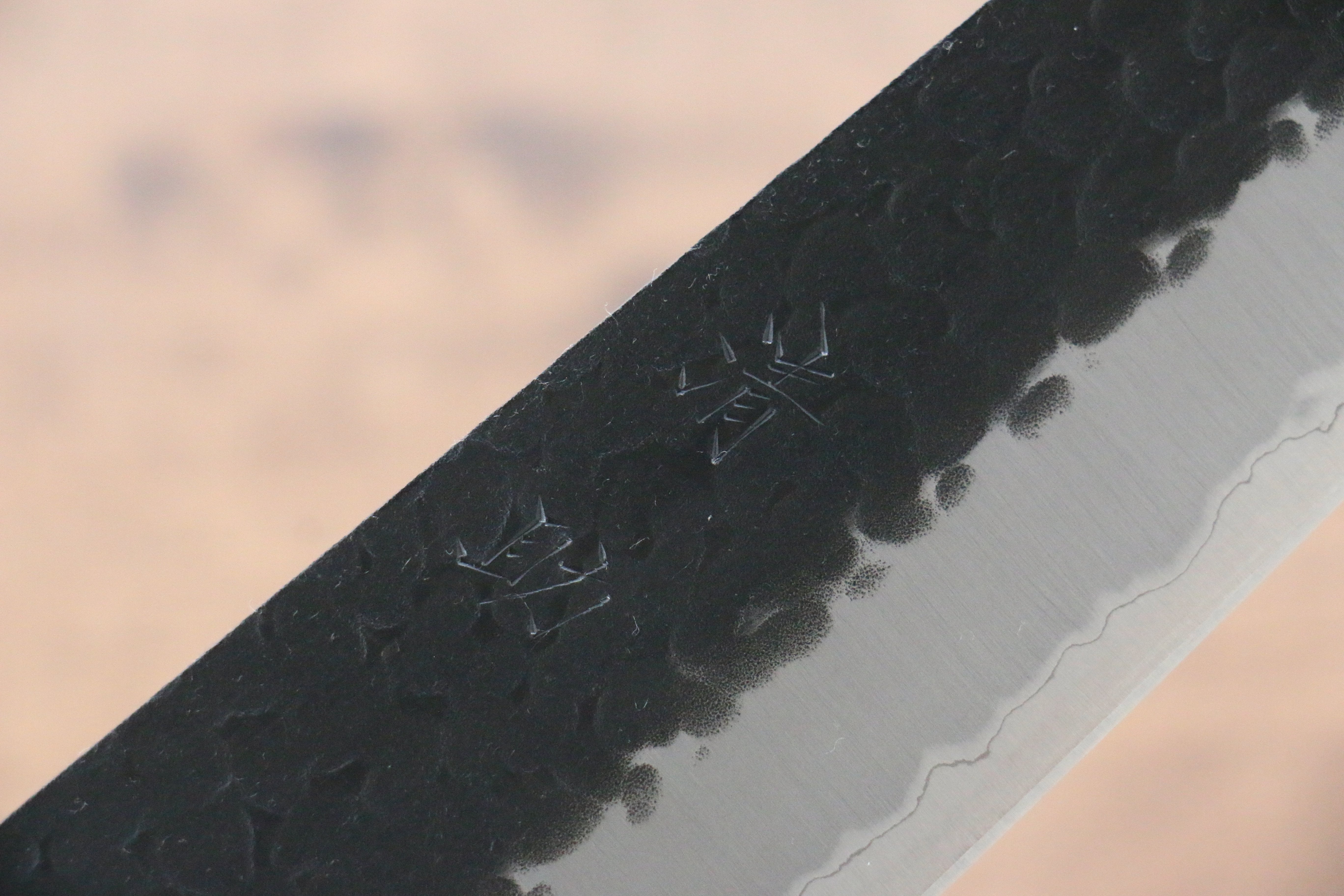 清助 黑白 超級青鋼 鎚目 黑打 牛刀 210mm 玻利維亞玫瑰木 握把 - 清助刃物