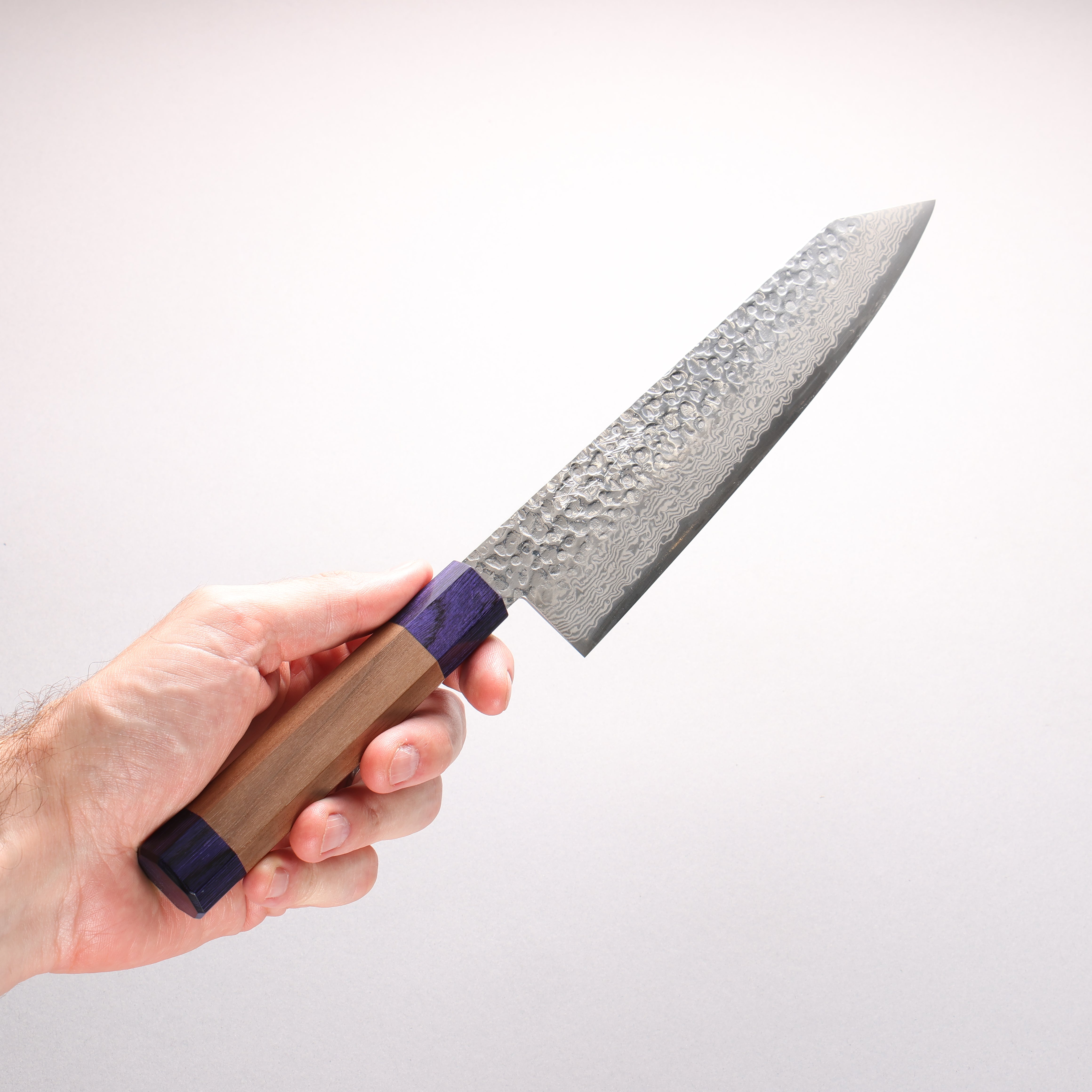 清助 銀三鋼 鎚目 大馬士革紋 切付牛刀 210mm 核桃木（兩側帶青色環型設計） 握把 - 清助刃物