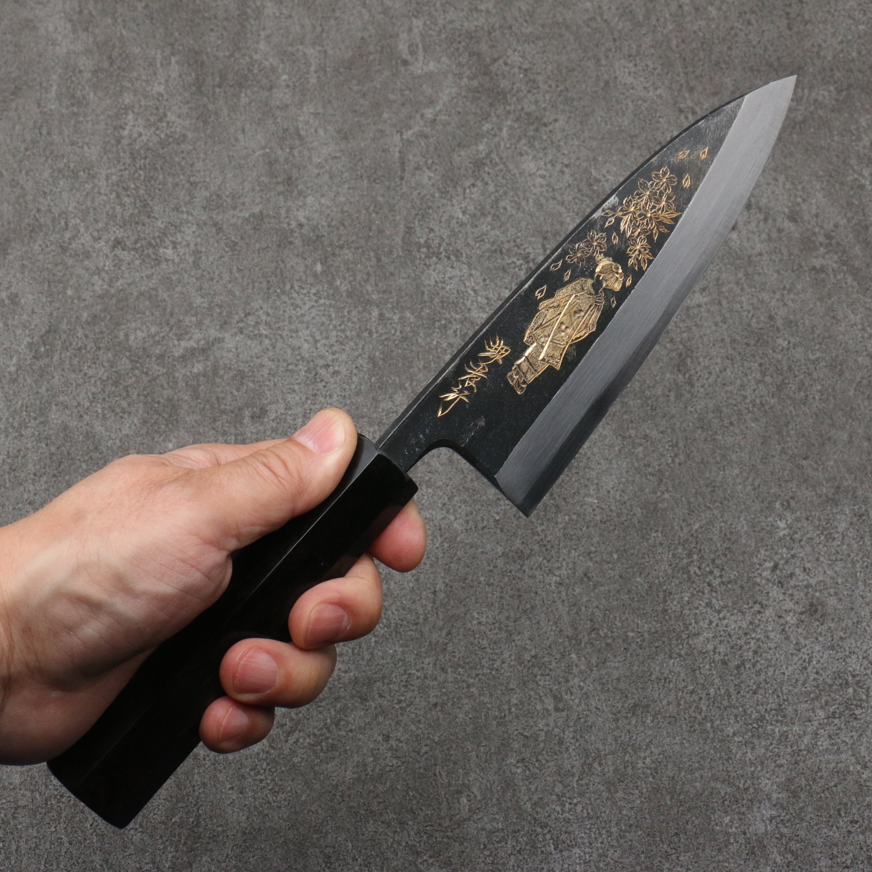 堺 孝行 窪田金雕刻 舞妓與櫻 白鋼二號 黑打 出刃 150mm 黑檀 握把 - 清助刃物