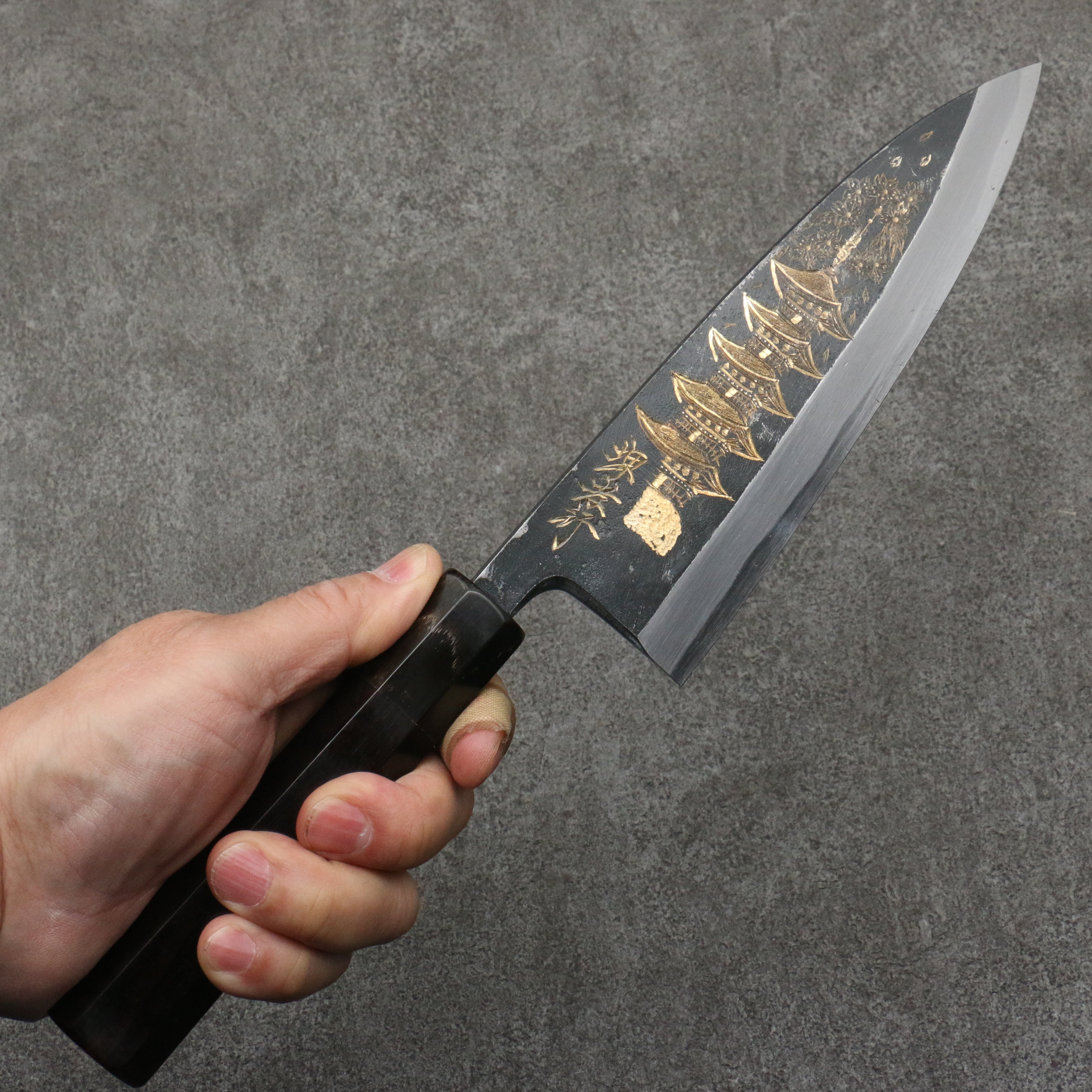 堺 孝行 窪田金雕刻 五重塔 白鋼二號 黑打 出刃 165mm 黑檀 握把 - 清助刃物
