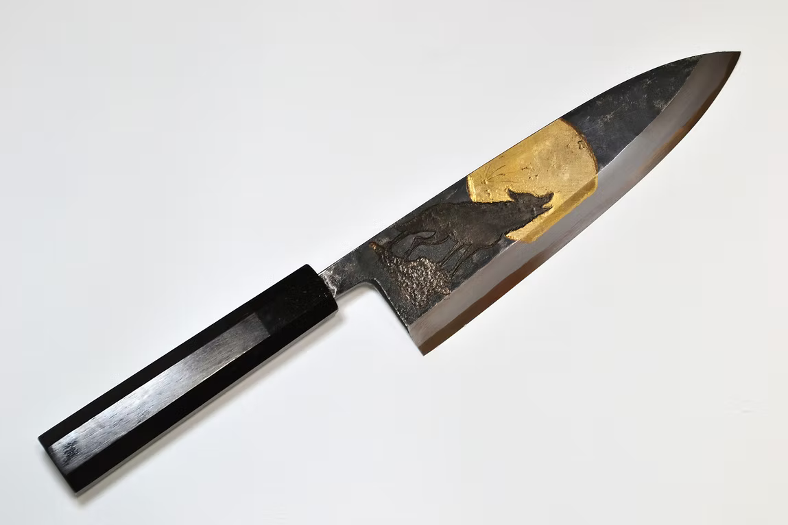 堺 孝行 窪田金屬飾雕刻 遠吠 白鋼二號 黑打 出刃 210mm 黑檀（口輪：黑水牛銀輪） 握把