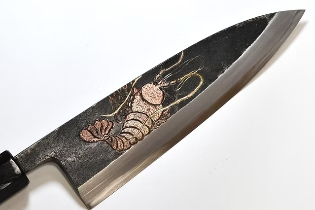 堺 孝行 窪田金屬飾雕刻 鰕 白鋼二號 黑打 出刃 165mm 黑檀（口輪：黑水牛銀輪） 握把