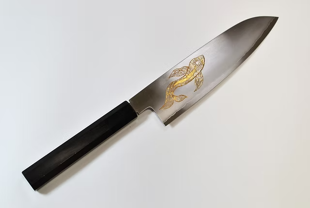 堺 孝行 窪田金雕刻 金魚 銀三鋼 三德刀 180mm 黑檀（口輪：黑水牛銀輪） 握把