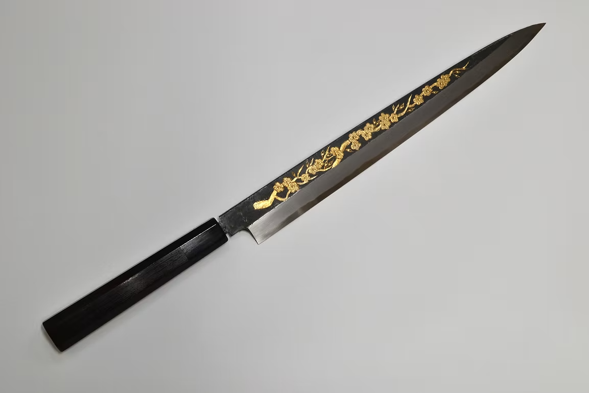 堺 孝行 窪田金雕刻 梅花 白鋼二號 黑打 柳刃 270mm 黑檀（口輪：黑水牛銀輪） 握把
