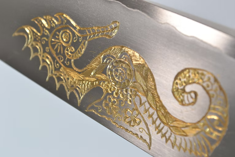 堺 孝行 窪田金雕刻 海馬 銀三鋼 三德刀 180mm 黑檀（口輪：黑水牛銀輪） 握把