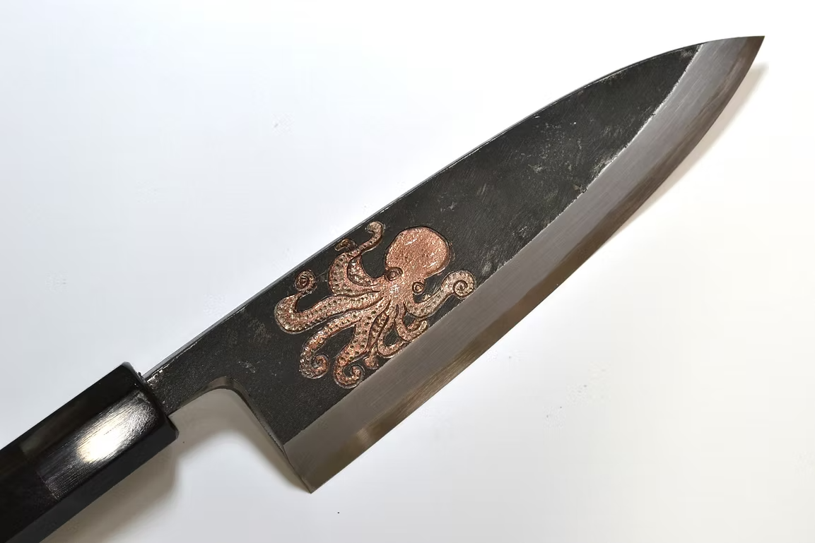 堺 孝行 窪田金屬飾雕刻 章魚 白鋼二號 黑打 出刃 165mm 黑檀（口輪：黑水牛銀輪） 握把