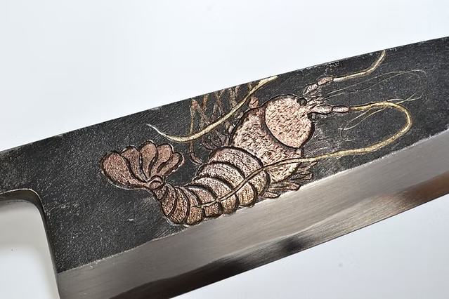 堺 孝行 窪田金屬飾雕刻 鰕 白鋼二號 黑打 出刃 165mm 黑檀（口輪：黑水牛銀輪） 握把