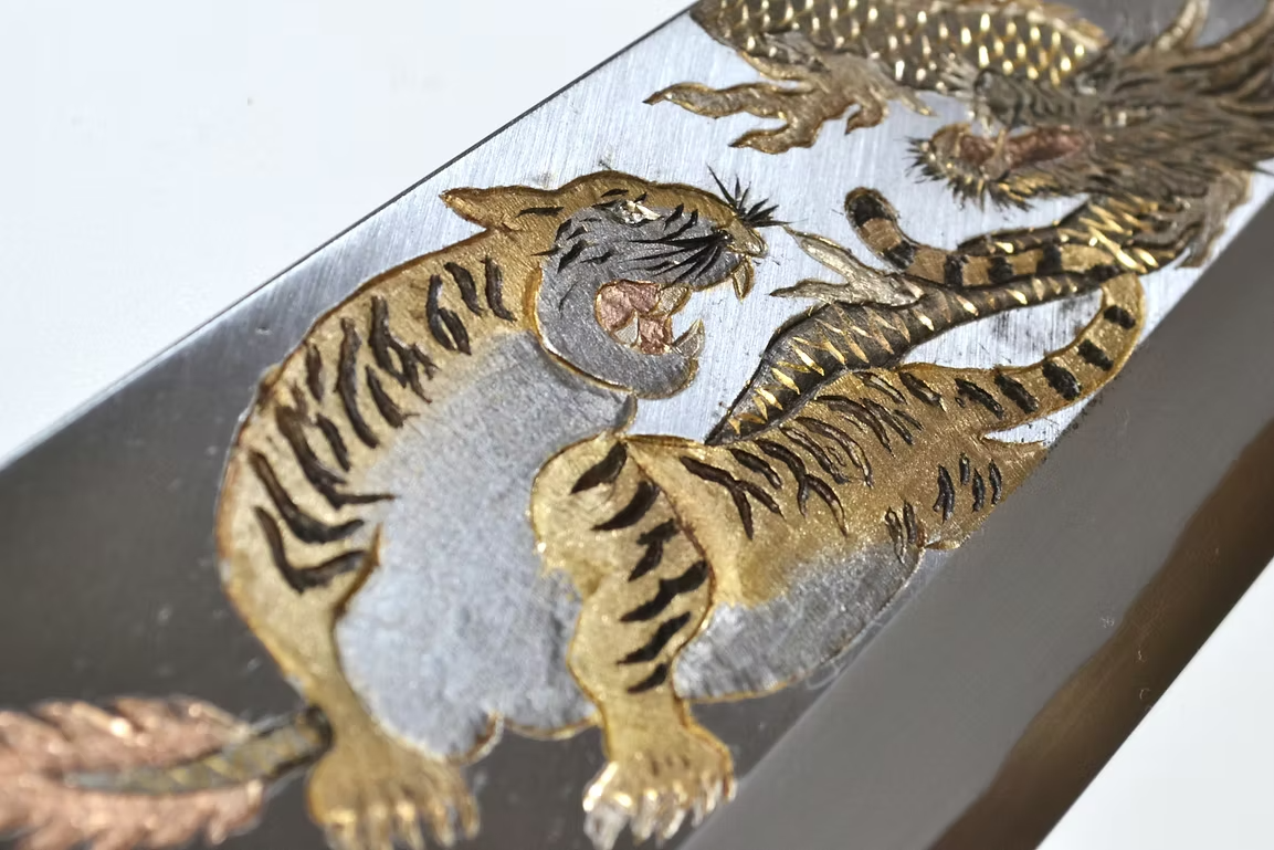 堺 孝行 窪田金屬飾雕刻 龍驤虎視 白鋼 霞研 出刃 300mm 木蘭（口輪：水牛角） 握把