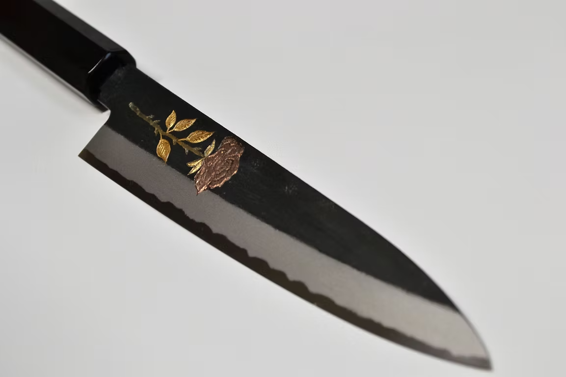 堺 孝行 窪田金屬飾雕刻 玫瑰 白鋼二號 黑打 多用途小刀 150mm 黑檀（口輪：黑水牛銀輪） 握把