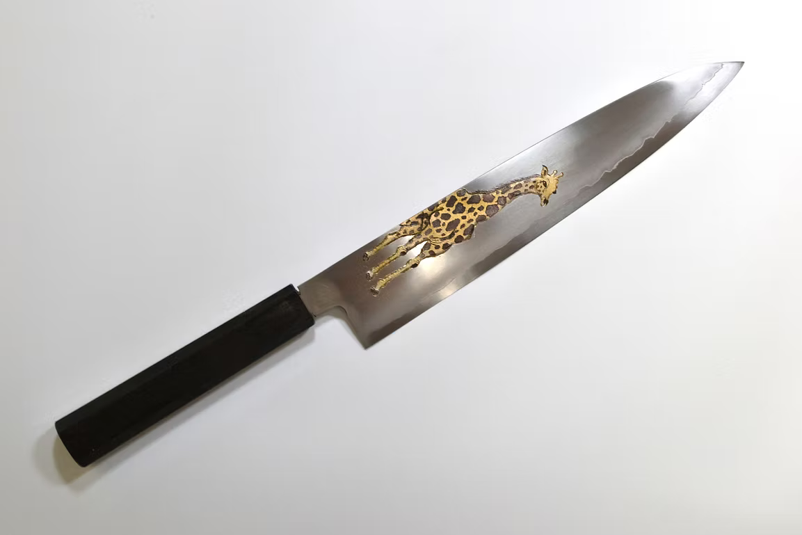堺 孝行 窪田金屬飾雕刻 長頸鹿 銀三鋼 牛刀 240mm 黑檀（口輪：黑水牛銀輪） 握把