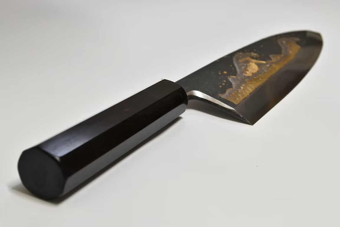 堺 孝行 窪田金雕刻 浪裏 白鋼二號 黑打 出刃 240mm 黑檀（口輪：黑水牛銀輪） 握把