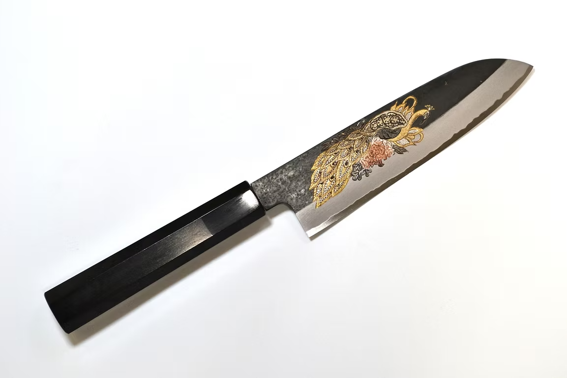 堺 孝行 窪田金屬飾雕刻 孔雀 白鋼二號 黑打 三德刀 180mm 黑檀（口輪：黑水牛銀輪） 握把