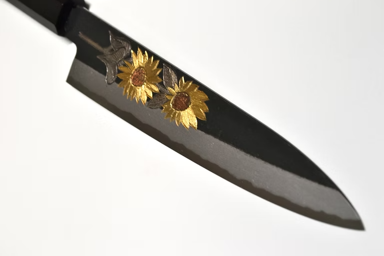 堺 孝行 窪田金屬飾雕刻 向日葵 白鋼二號 黑打 多用途小刀 150mm 黑檀（口輪：黑水牛銀輪） 握把