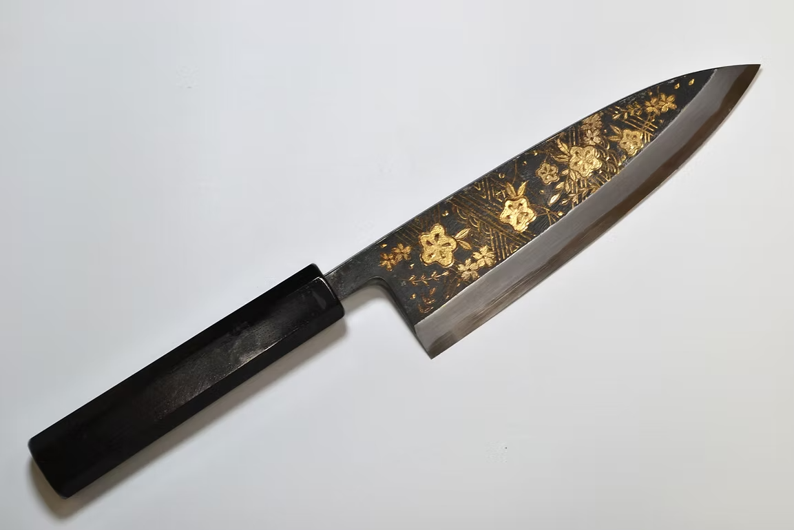 堺 孝行 窪田金雕刻 花柳 白鋼二號 黑打 出刃 165mm 黑檀（口輪：黑水牛銀輪） 握把