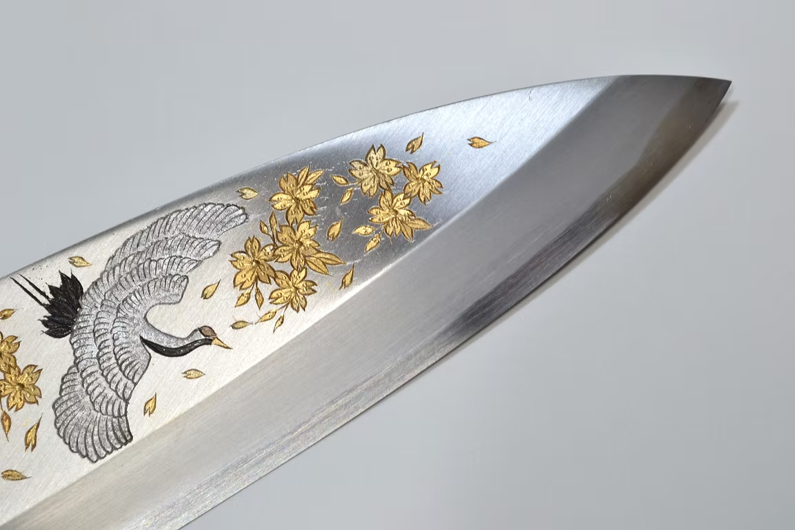 堺 孝行 窪田金屬飾雕刻 舞鶴 白鋼 霞研 出刃 240mm 木蘭（口輪：水牛角） 握把