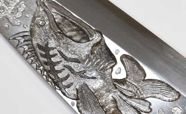 堺 孝行 窪田金屬飾雕刻 黑鱈 白鋼 霞研 出刃 240mm 木蘭（口輪：水牛角） 握把