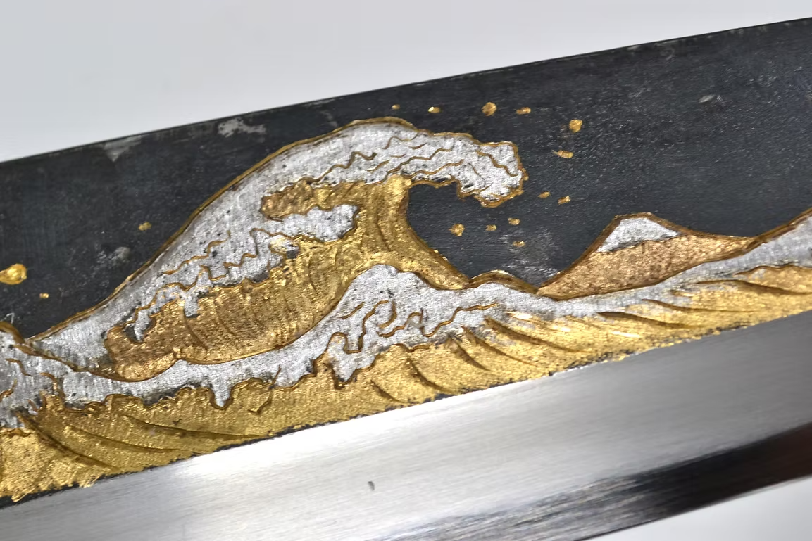 堺 孝行 窪田金雕刻 浪裏 白鋼二號 黑打 出刃 240mm 黑檀（口輪：黑水牛銀輪） 握把
