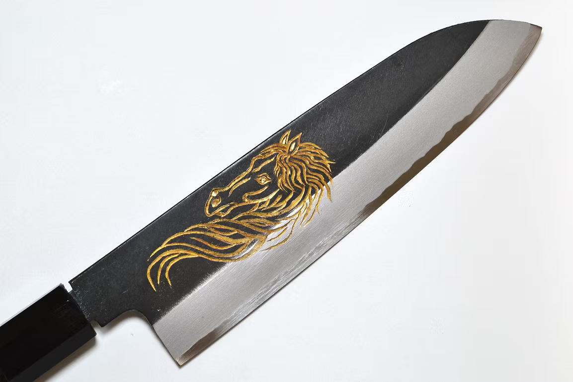 堺 孝行 窪田金雕刻 天馬 白鋼二號 黑打 三德刀 180mm 黑檀（口輪：黑水牛銀輪） 握把