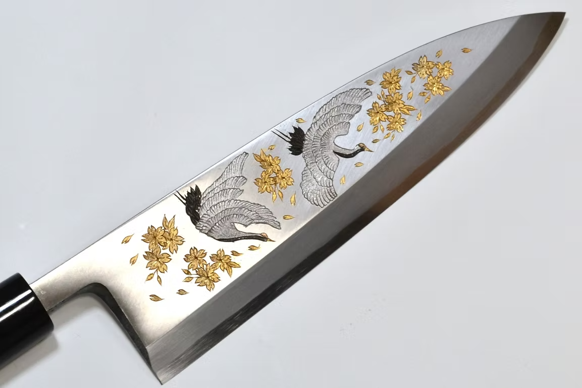 堺 孝行 窪田金屬飾雕刻 舞鶴 白鋼 霞研 出刃 240mm 木蘭（口輪：水牛角） 握把