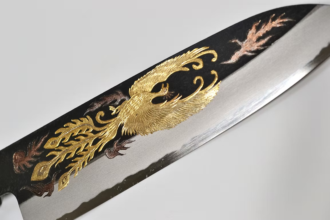 堺 孝行 窪田金屬飾雕刻 鳳凰 白鋼二號 黑打 三德刀 180mm 黑檀（口輪：黑水牛銀輪） 握把