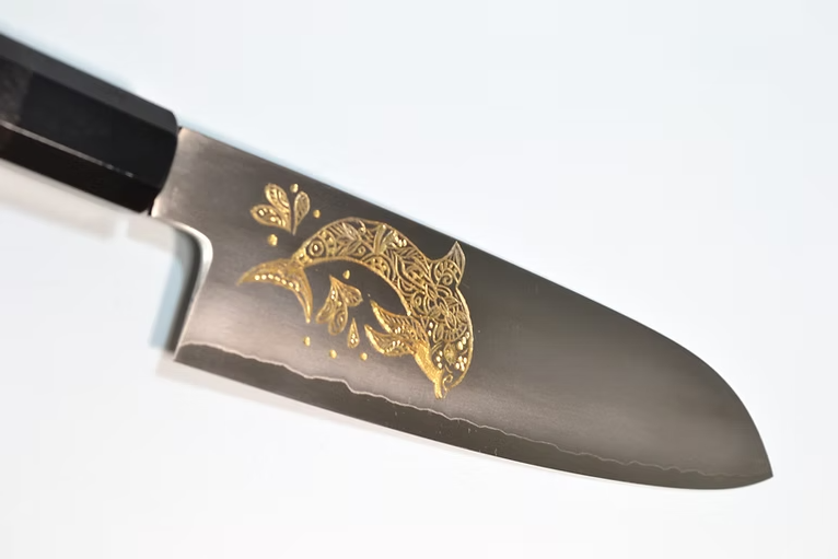堺 孝行 窪田金雕刻 海豚 銀三鋼 三德刀 180mm 黑檀（口輪：黑水牛銀輪） 握把