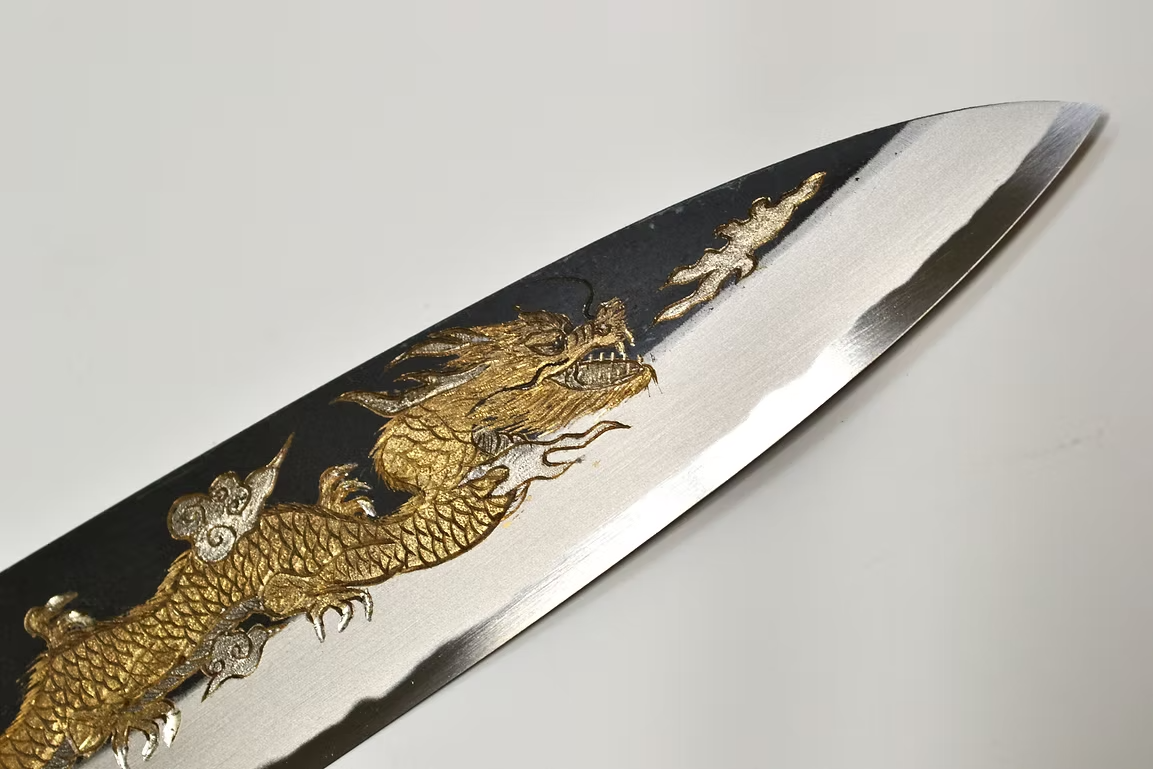 堺 孝行 窪田金屬飾雕刻 雲龍 白鋼二號 黑打 牛刀 240mm 黑檀（口輪：黑水牛銀輪） 握把