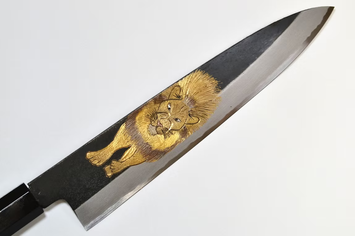 堺 孝行 窪田金屬飾雕刻 百獸之王 白鋼二號 黑打 牛刀 240mm 黑檀（口輪：黑水牛銀輪） 握把