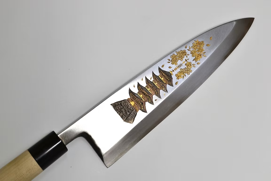 堺 孝行 窪田金屬飾雕刻 五重塔 白鋼 霞研 出刃 240mm 木蘭（口輪：水牛角） 握把