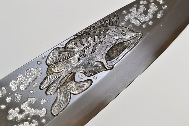 堺 孝行 窪田金屬飾雕刻 黑鱈 白鋼 霞研 出刃 240mm 木蘭（口輪：水牛角） 握把