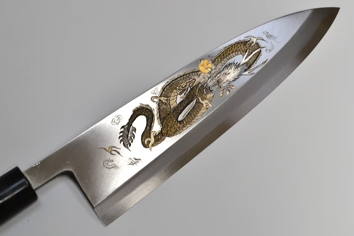 堺 孝行 窪田金屬飾雕刻 一登龍門 白鋼 霞研 出刃 240mm 木蘭（口輪：水牛角） 握把