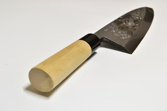 堺 孝行 窪田金屬飾雕刻 黑鱈 白鋼 霞研 出刃 240mm 木蘭（口輪：水牛角） 握把