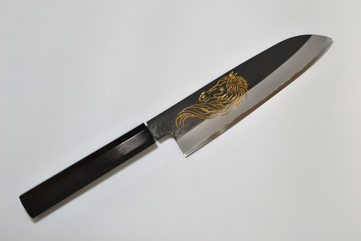 堺 孝行 窪田金雕刻 天馬 白鋼二號 黑打 三德刀 180mm 黑檀（口輪：黑水牛銀輪） 握把