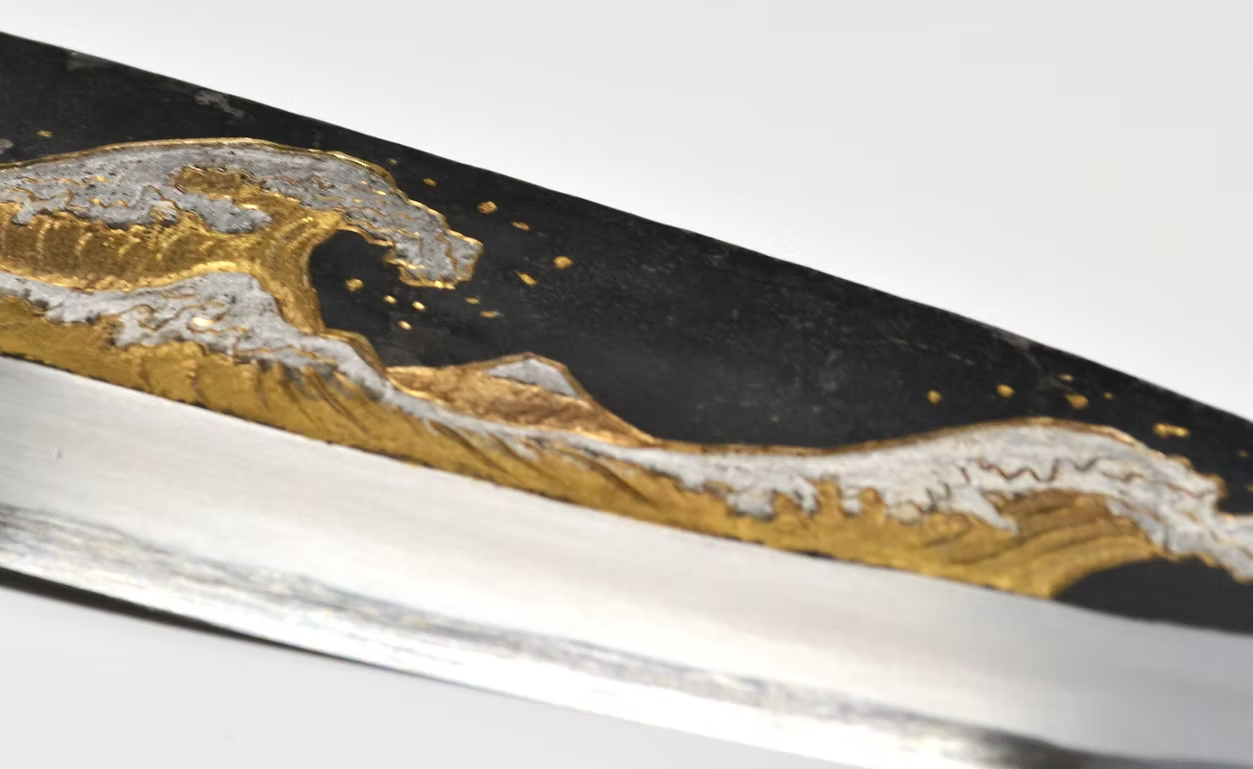 堺 孝行 窪田金雕刻 浪裏 白鋼二號 黑打 出刃 240mm 黑檀（口輪：黑水牛銀輪） 握把