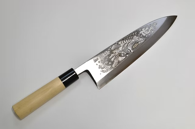 堺 孝行 窪田金屬飾雕刻 黑鱈 白鋼 霞研 出刃 240mm 木蘭（口輪：水牛角） 握把