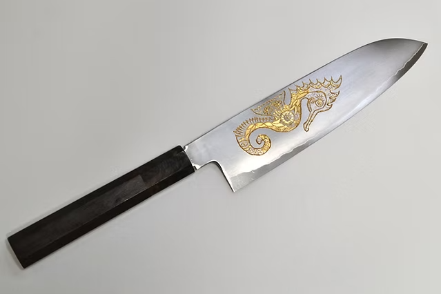 堺 孝行 窪田金雕刻 海馬 銀三鋼 三德刀 180mm 黑檀（口輪：黑水牛銀輪） 握把