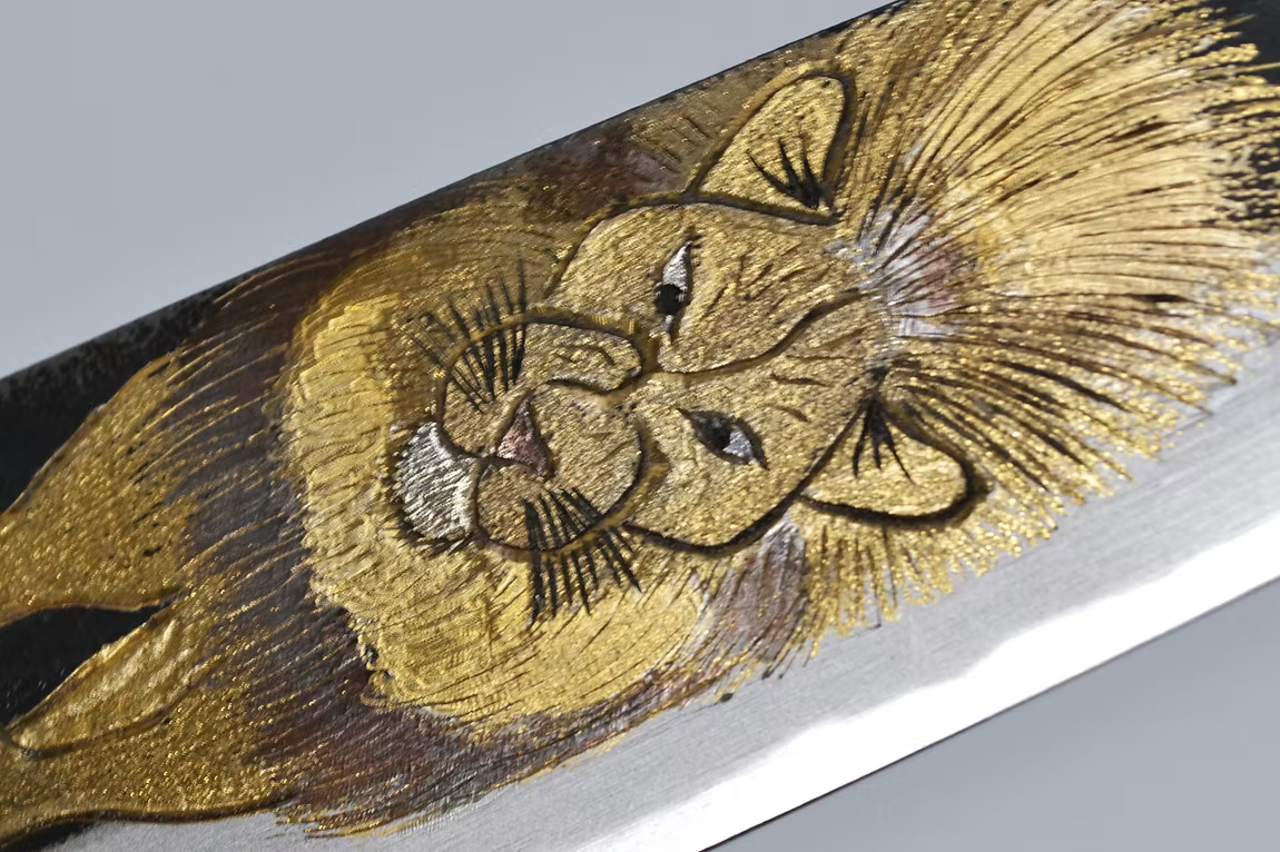 堺 孝行 窪田金屬飾雕刻 百獸之王 白鋼二號 黑打 牛刀 240mm 黑檀（口輪：黑水牛銀輪） 握把