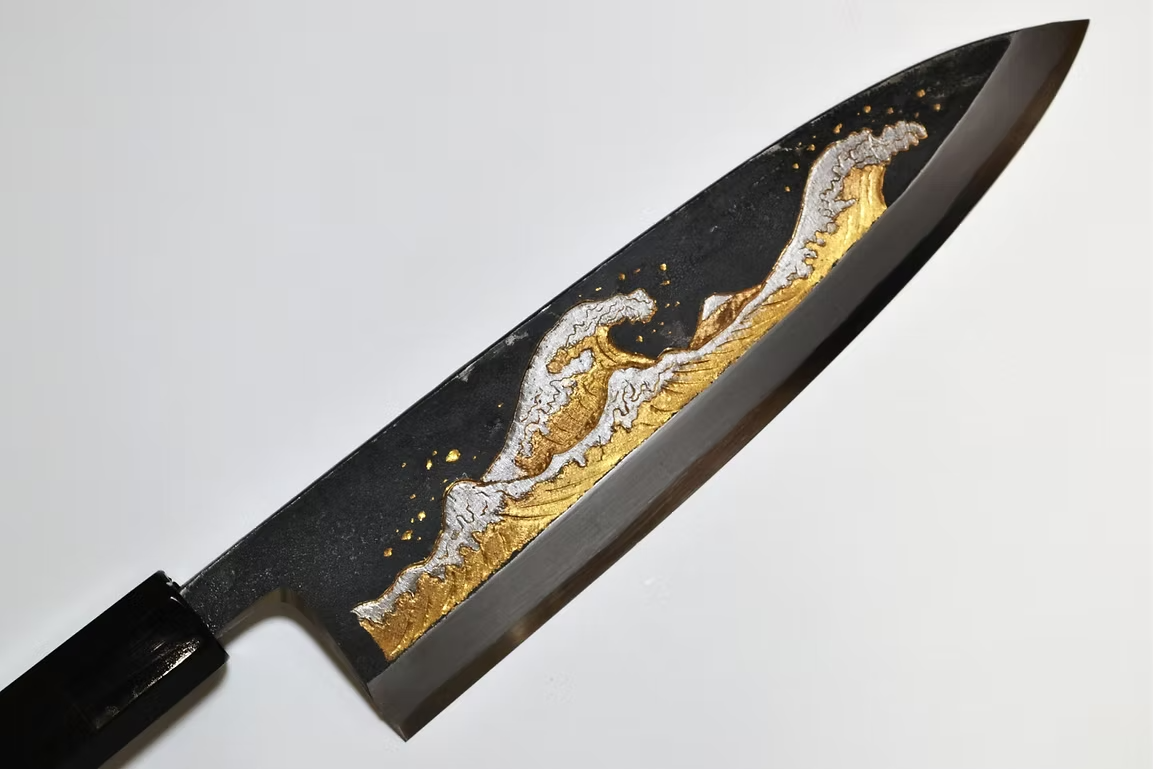 堺 孝行 窪田金雕刻 浪裏 白鋼二號 黑打 出刃 240mm 黑檀（口輪：黑水牛銀輪） 握把