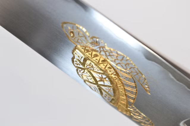 堺 孝行 窪田金雕刻 海龜 銀三鋼 三德刀 180mm 黑檀（口輪：黑水牛銀輪） 握把