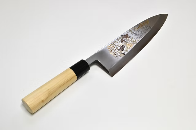 堺 孝行 窪田金屬飾雕刻 鯉躍瀑布 白鋼 霞研 出刃 240mm 木蘭（口輪：水牛角） 握把