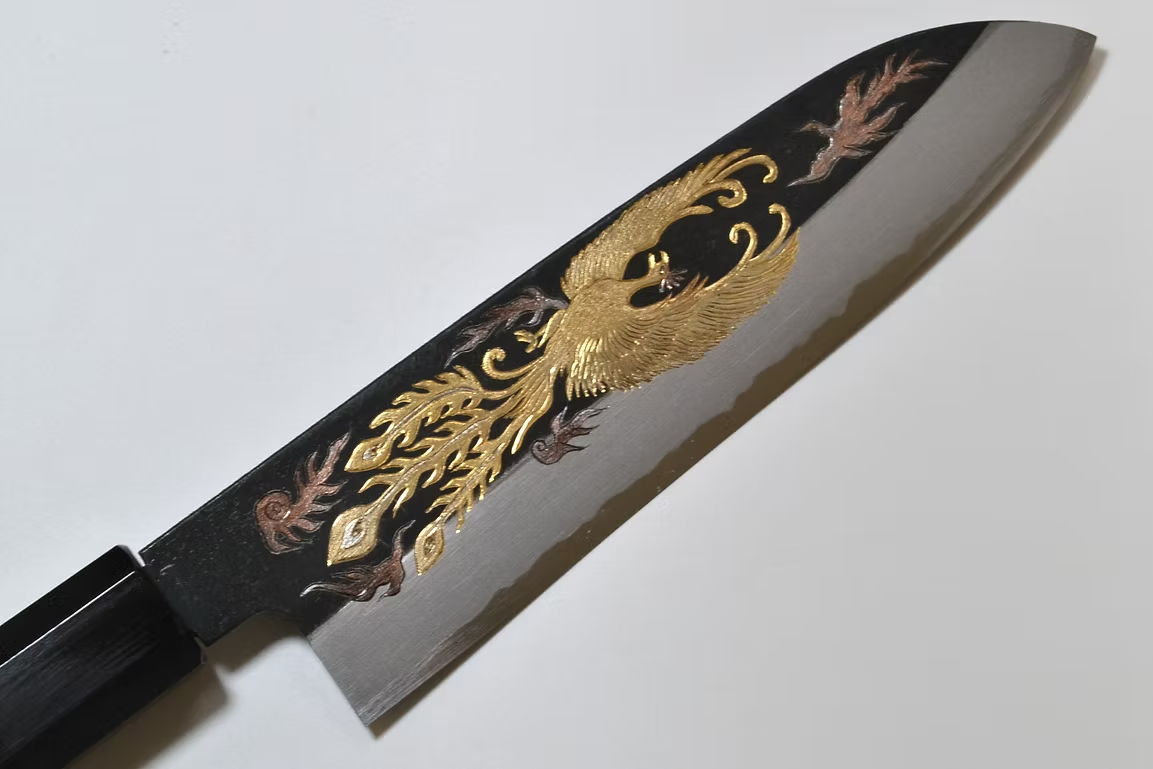堺 孝行 窪田金屬飾雕刻 鳳凰 白鋼二號 黑打 三德刀 180mm 黑檀（口輪：黑水牛銀輪） 握把
