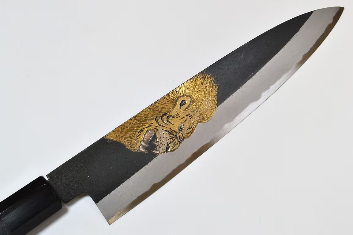 堺 孝行 窪田金屬飾雕刻 獅子吼 白鋼二號 黑打 牛刀 210mm 黑檀（口輪：黑水牛銀輪） 握把