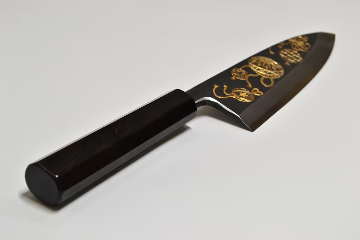 堺 孝行 窪田金雕刻 手鞠 白鋼二號 黑打 出刃 165mm 黑檀（口輪：黑水牛銀輪） 握把