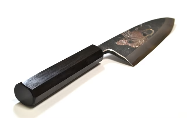 堺 孝行 窪田金屬飾雕刻 鰕 白鋼二號 黑打 出刃 165mm 黑檀（口輪：黑水牛銀輪） 握把
