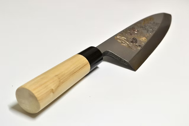 堺 孝行 窪田金屬飾雕刻 鯉躍瀑布 白鋼 霞研 出刃 240mm 木蘭（口輪：水牛角） 握把