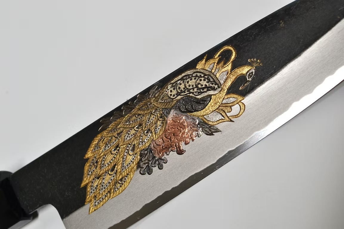 堺 孝行 窪田金屬飾雕刻 孔雀 白鋼二號 黑打 三德刀 180mm 黑檀（口輪：黑水牛銀輪） 握把