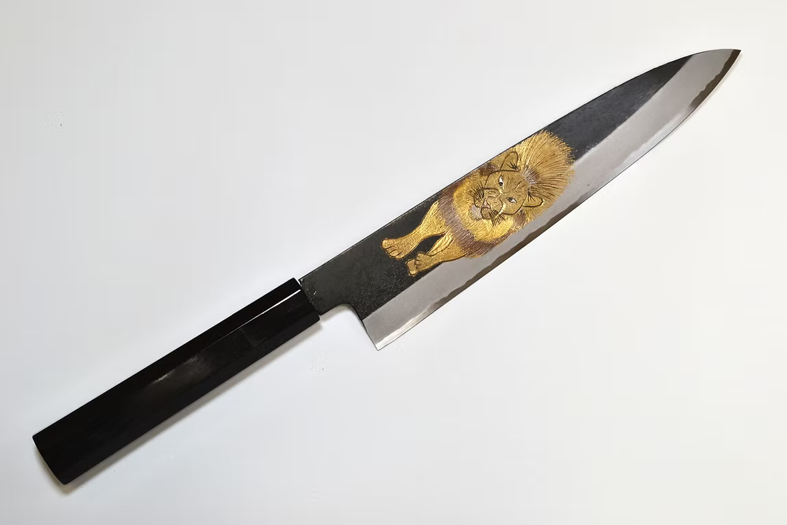 堺 孝行 窪田金屬飾雕刻 百獸之王 白鋼二號 黑打 牛刀 240mm 黑檀（口輪：黑水牛銀輪） 握把