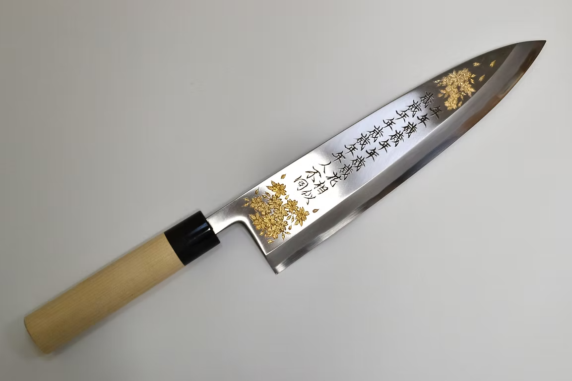 堺 孝行 窪田金屬飾雕刻 年年歲歲 白鋼 霞研 出刃 300mm 木蘭（口輪：水牛角） 握把