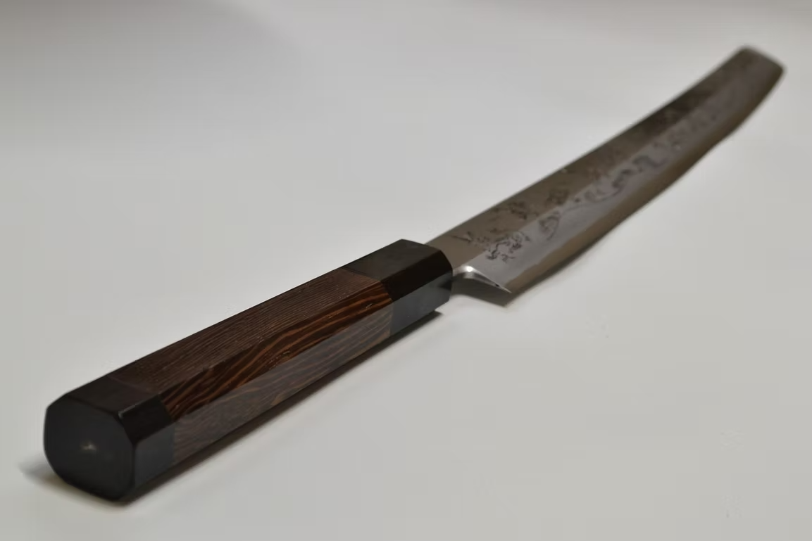 堺 孝行 窪田金屬飾雕刻 鳥獸戲畫 銀三鋼 先丸柳刃 330mm 雞翅木（口輪：黒色水牛角） 握把